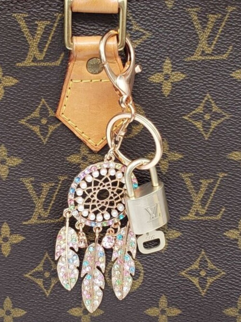 LV Gold Padlock Authentic 🔑 Luxury Bag Charm w/ Unbranded Keychain - Picture 8 of 8